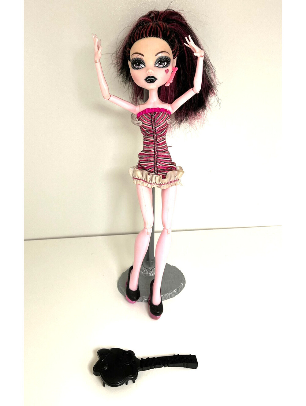Monster High Draculaura Doll Dawn of the Dance 2008 Rare w/ Stand & Brush